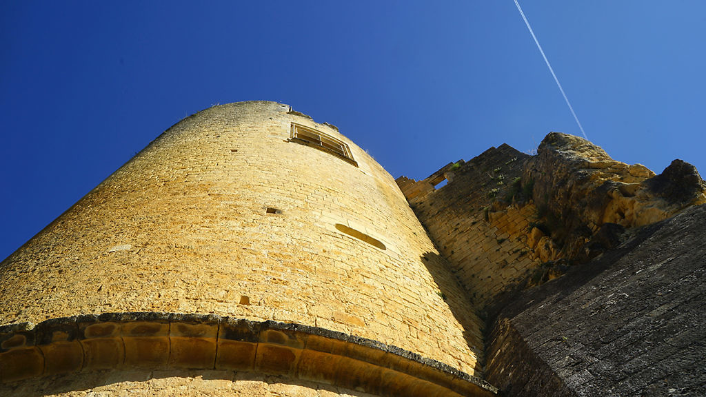 Castelnaud fait partie de la famille des plus beaux villages de France. Situé à moins de 15 km de Sarlat, le petit village est connu pour son château fort remarquablement restauré...