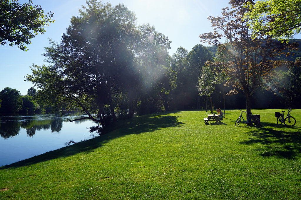 On a toujours une bonne raison d’aller sur les berges de Castelnaud, ou si on ne l’a pas, on se la trouve. C’est un lieu calme (hors-saison), empli de sérénité. En face de vous, la Dordogne, belle et paisible...