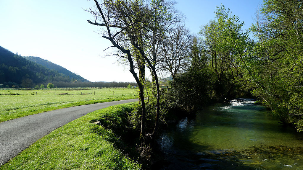 Cette véloroute qui relie Castelnaud à l’Abbaye Nouvelle (Lot) fait 25 km. Elle longe le Céou qui est un affluent de la Dordogne dont les eaux sont magnifiquement limpides...